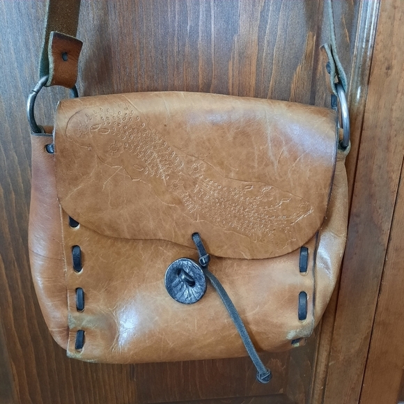 Vintage handcrafted boho tan brown leather floral stamped crossbody bag - Picture 4 of 11